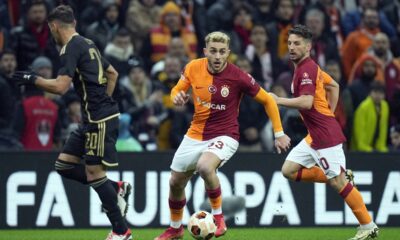 Galatasaray's Baris Yilmaz, center, runs with the ball during the Europa League play-off first league soccer match between Galatasaray and Sparta Praha in Istanbul, Turkey, Thursday, Feb. 15, 2024. (AP Photo/Francisco Seco)