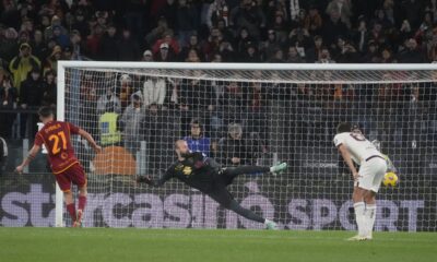 Roma's Paulo Dybala, left, scores on a penalty kick during the Italian Series A soccer match between Roma and Torino at Rome's Olympic stadium, Italy, Monday, Feb. 26, 2024. (AP Photo/Gregorio Borgia)