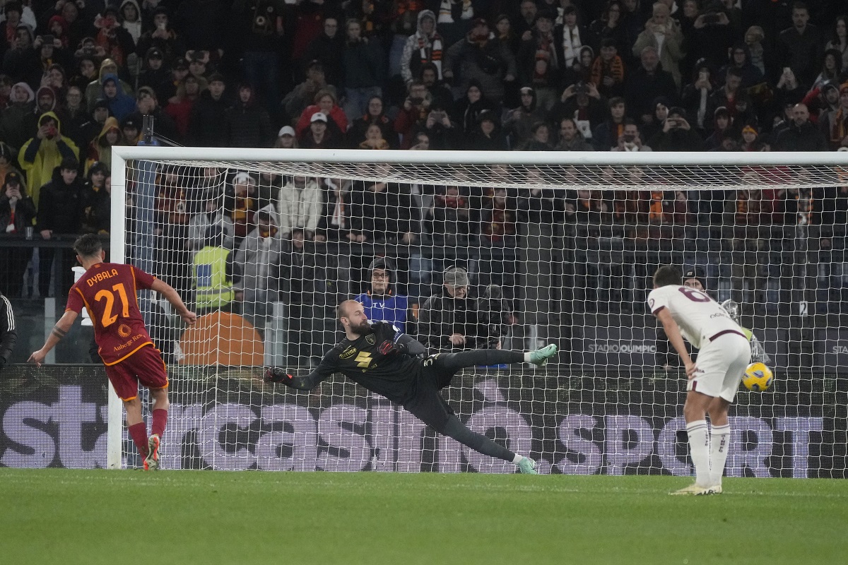 Roma's Paulo Dybala, left, scores on a penalty kick during the Italian Series A soccer match between Roma and Torino at Rome's Olympic stadium, Italy, Monday, Feb. 26, 2024. (AP Photo/Gregorio Borgia)