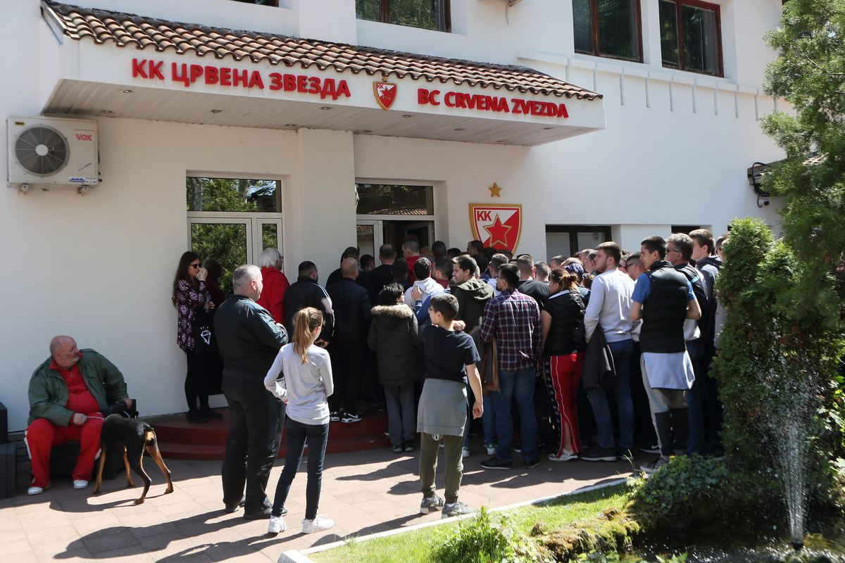 POCETAK prodaje karata ulaznica za utakmicu plej ofa Jadranske ABA lige kosarkasi Crvene zvezde protiv Buducnosti Podgorica na Malom Kalemegdanu, Beograd 21.04.2019. godine Foto: Marko Metlas Kosarka, Crvena zvezda, Plej of Jadranska ABA liga, Buducnost Podgorica, Ulaznice, Karte