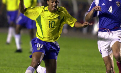 FUDBAL - RONALDINHO - Ronaldinjo, fudbaler Brazila, na utakmici protiv Jugoslavija YUG, u duelu sa Slavisom Jokanovicem. Fortaleza, 27.03.2002. snimio:N.Parausic
