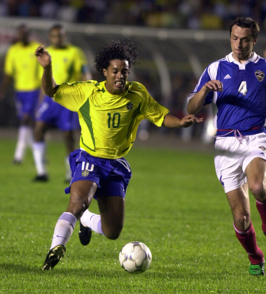 FUDBAL - RONALDINHO - Ronaldinjo, fudbaler Brazila, na utakmici protiv Jugoslavija YUG, u duelu sa Slavisom Jokanovicem. Fortaleza, 27.03.2002. snimio:N.Parausic