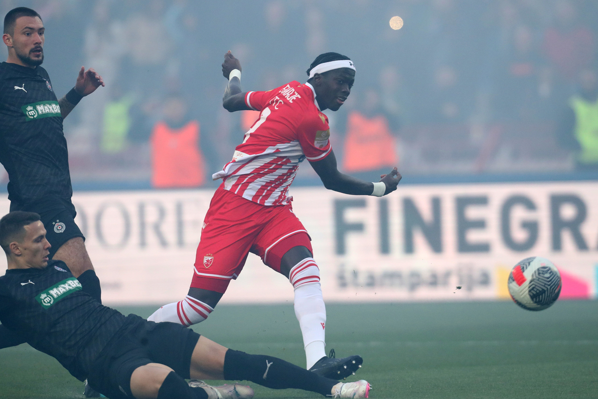 fudbaler Crvene zvezde na utakmici Mocart Superlige protiv Partizana, na stadionu Rajko Mitic, Beograd, 09.03.2024. foto: Marko Metlas Fudbal, 172. derbi, Partizan, Crvena zvezda, derbi, Superliga