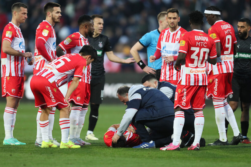 fudbaler Crvene zvezde na utakmici Mocart Superlige protiv Partizana, na stadionu Rajko Mitic, Beograd, 09.03.2024. foto: Marko Metlas Fudbal, 172. derbi, Partizan, Crvena zvezda, derbi, Superliga