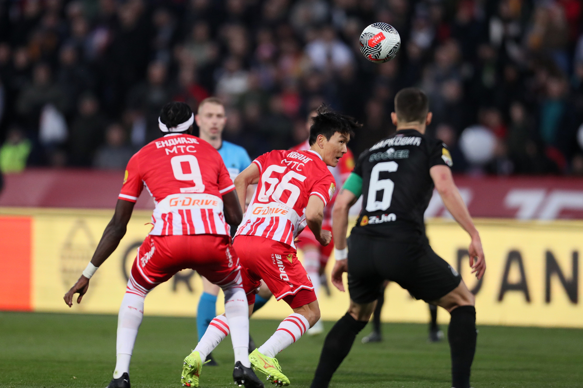 fudbaler Crvene zvezde na utakmici Mocart Superlige protiv Partizana, na stadionu Rajko Mitic, Beograd, 09.03.2024. foto: Marko Metlas Fudbal, 172. derbi, Partizan, Crvena zvezda, derbi, Superliga