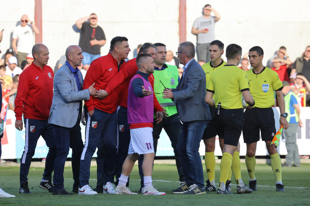 Trener Javora Radovan Ćurčić i njegov stručni štab napadaju sudiju Danila Nikolića na poluvremenu utakmice protiv Crvene zvezde