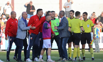 Trener Javora Radovan Ćurčić i njegov stručni štab napadaju sudiju Danila Nikolića na poluvremenu utakmice protiv Crvene zvezde