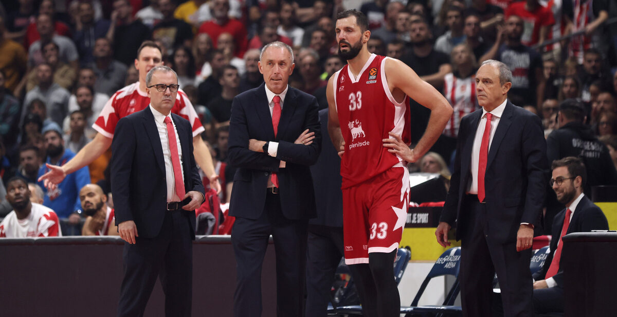 MILAN TOMIC pomocni trener i NIKOLA MIROTIC, ETTORE MESSINA Etore Mesina trener kosarkasa Emporio Armani Olimpija Milano na utakmici Evrolige protiv Crvene zvezde u hali Stark Beogradska arena, Beograd 24.11.2023. godine Foto: Marko Metlas Kosarka, Crvena zvezda, Evroliga, Emporio Armani Milano