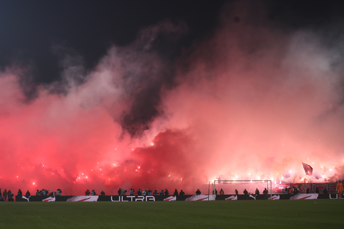 BAKLJADA DELIJE NAVIJACI na prvenstvenoj utakmici izmedju Partizana i Crvene zvezde, na stadionu JNA. Beograd, 20.12.2023. foto: MN Press / Ivica Veselinov Fudbal, 171. derbi, Partizan, Crvena zvezda,