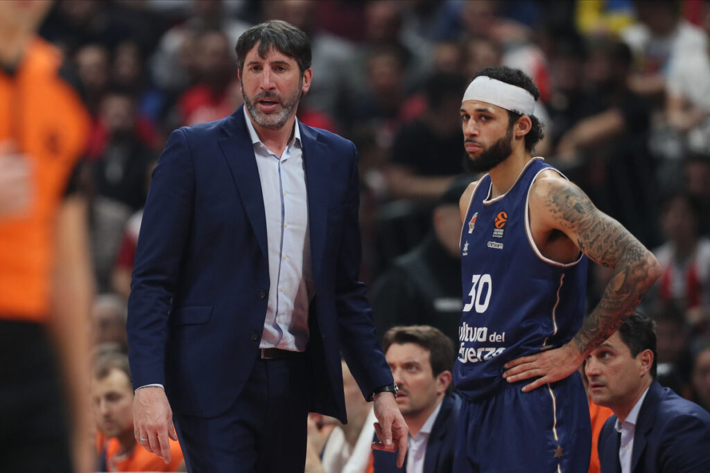 KASSIUS ROBERTSON Kasius Robertson i ALEX MUMBRU Aleks Mumbru trener kosarkasa Valensije na utakmici Evrolige protiv Crvene zvezde u hali Stark Beogradska arena, Beograd 30.01.2024. godine Foto: Marko Metlas Kosarka, Crvena zvezda, Evroliga, Valensija