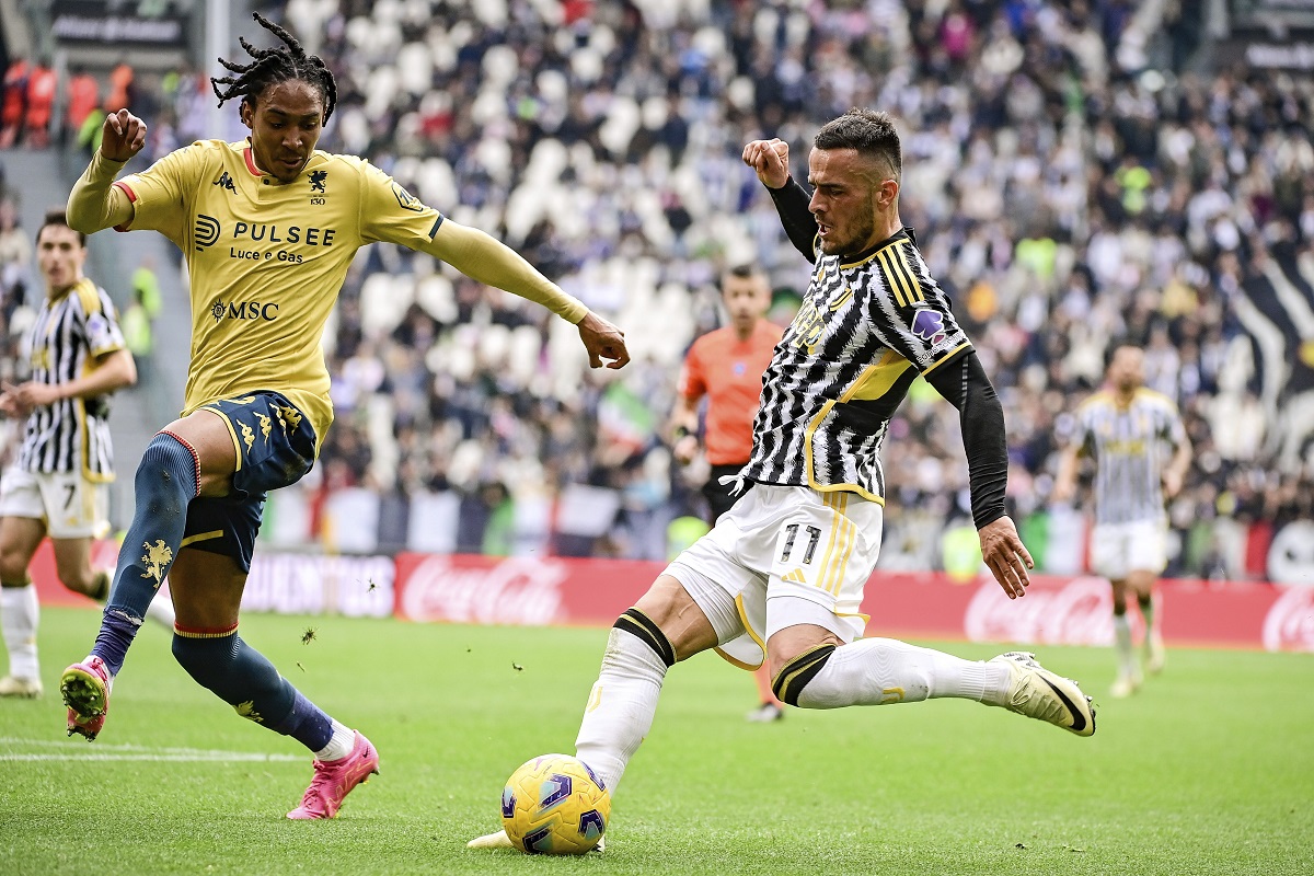Genoa's Djed Spence, left, challenges Juventus' Filip Kostic during the Italian Serie A soccer match between Juventus and Genoa at the Allianz Stadium in Turin, Italy, Sunday, March 17, 2024. (Marco Alpozzi/LaPresse via AP)