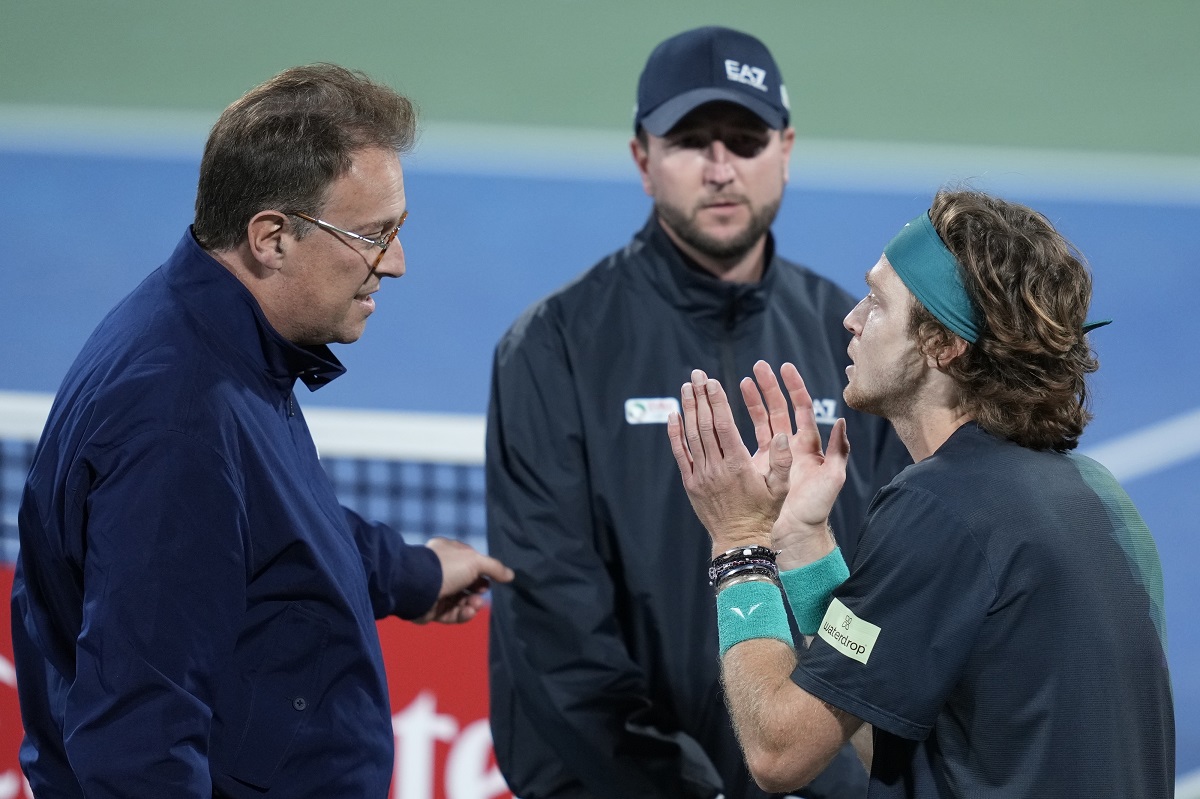 ATP Supervisor Roland Herfel, left, disqualifies Andrey Rublev during his semi final match with Alexander Bublik of Kazakhstan at the Dubai Duty Free Tennis Championships in Dubai, United Arab Emirates, Friday, March 1, 2024. (AP Photo/Kamran Jebreili)