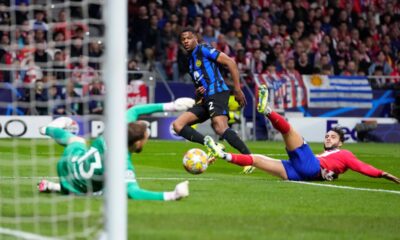 Inter Milan's Denzel Dumfries, center, attempts a shot at goal in front of Atletico Madrid's goalkeeper Jan Oblak, left, and Atletico Madrid's Mario Hermoso during the Champions League, round of 16, second leg soccer match between Atletico Madrid and Inter Milan at the Metropolitano stadium in Madrid, Spain, Wednesday, March 13, 2024. (AP Photo/Manu Fernandez)
