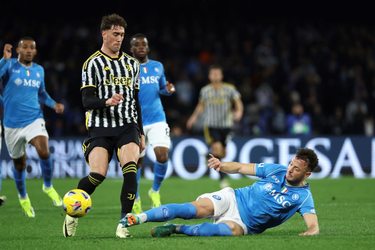 Juventus's Dusan Vlahovic, centre left, and Napoli's Amir Rrahmani challenge for the ball during the Serie A soccer match between Napoli and Juventus at the Diego Armando Maradona stadium in Naples, Italy, Sunday, March 3, 2024. (Alessandro Garofalo/LaPresse via AP)