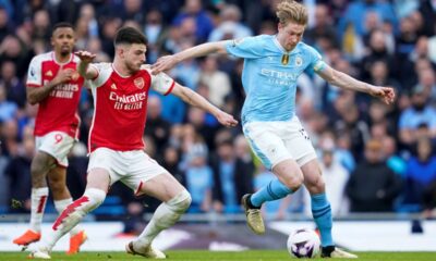 Manchester City's Kevin De Bruyne, right, duels for the ball with Arsenal's Declan Rice during the English Premier League soccer match between Manchester City and Arsenal at the Etihad stadium in Manchester, England, Sunday, March 31, 2024. (AP Photo/Dave Thompson)