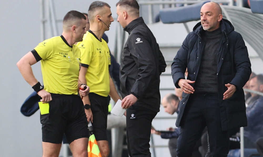 Sudija Milan Ilić i trener TSC na utakmici Superlige protiv Crvene zvezde na stadionu TSC arena, Backa Topola 02.03.2024. godine Foto: Milan Rasic Fudbal, TSC Backa Topola, Crvena zvezda, prvenstvo Srbije