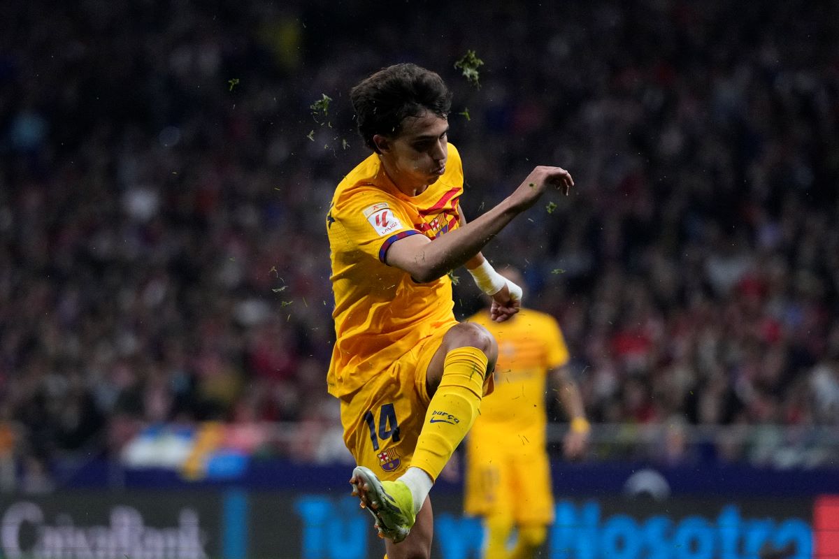 Barcelona's Joao Felix attempts a shot at goal during the La Liga soccer match between Atletico Madrid and Barcelona at the Metropolitano stadium in Madrid, Spain, Sunday, March 17, 2024. (AP Photo/Bernat Armangue)