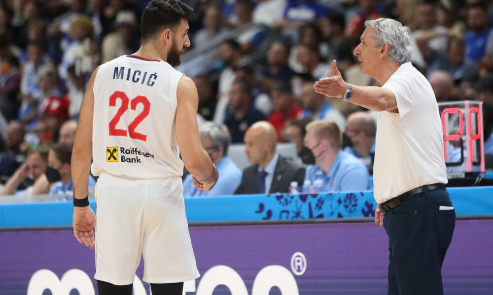 VASILIJE MICIC i SVETISLAV PESIC selektor i trener kosarkasa reprezentacije Srbije na utakmici FIBA Evropskog prvenstva protiv Italije u Mercedes Benc areni, Berlin 11.09.2022. godine Foto: Marko Metlas Kosarka, Srbija, FIBA Evropsko prvenstvo, Italija