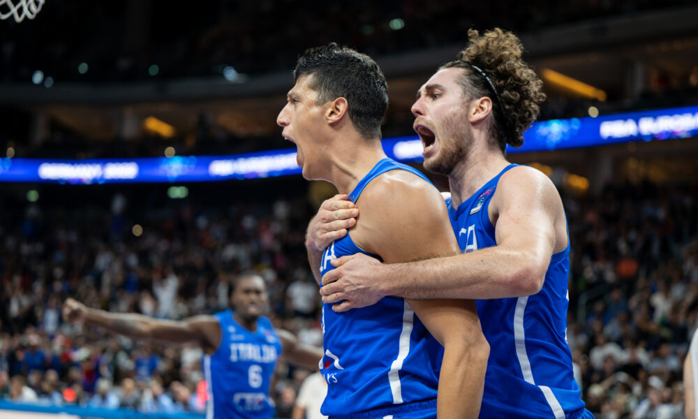 SIMONE FONTECCHIO Simone Fontekio i ALESSANDRO PAJOLA Alesandro Pajola radost kosarkasa reprezentacije Italije na utakmici FIBA Evropskog prvenstva protiv Srbije u Mercedes Benc areni, Berlin 11.09.2022. godine Foto: TW/ MN PRESS Kosarka, Srbija, FIBA Evropsko prvenstvo, Italija
