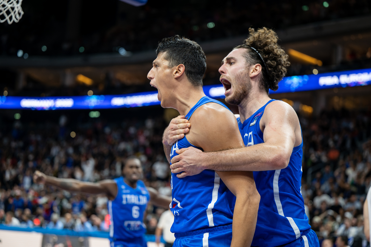 SIMONE FONTECCHIO Simone Fontekio i ALESSANDRO PAJOLA Alesandro Pajola radost kosarkasa reprezentacije Italije na utakmici FIBA Evropskog prvenstva protiv Srbije u Mercedes Benc areni, Berlin 11.09.2022. godine Foto: TW/ MN PRESS Kosarka, Srbija, FIBA Evropsko prvenstvo, Italija