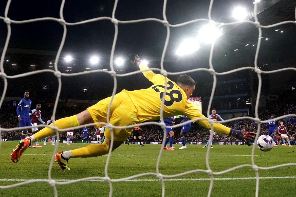 Aston Villa's Morgan Rogers, third right, scores their side's second goal of the game during the English Premier League soccer match between Aston Villa and FC Chelsea in Birmingham, England, Saturday, April 27, 2024. (Nick Potts/PA via AP)
