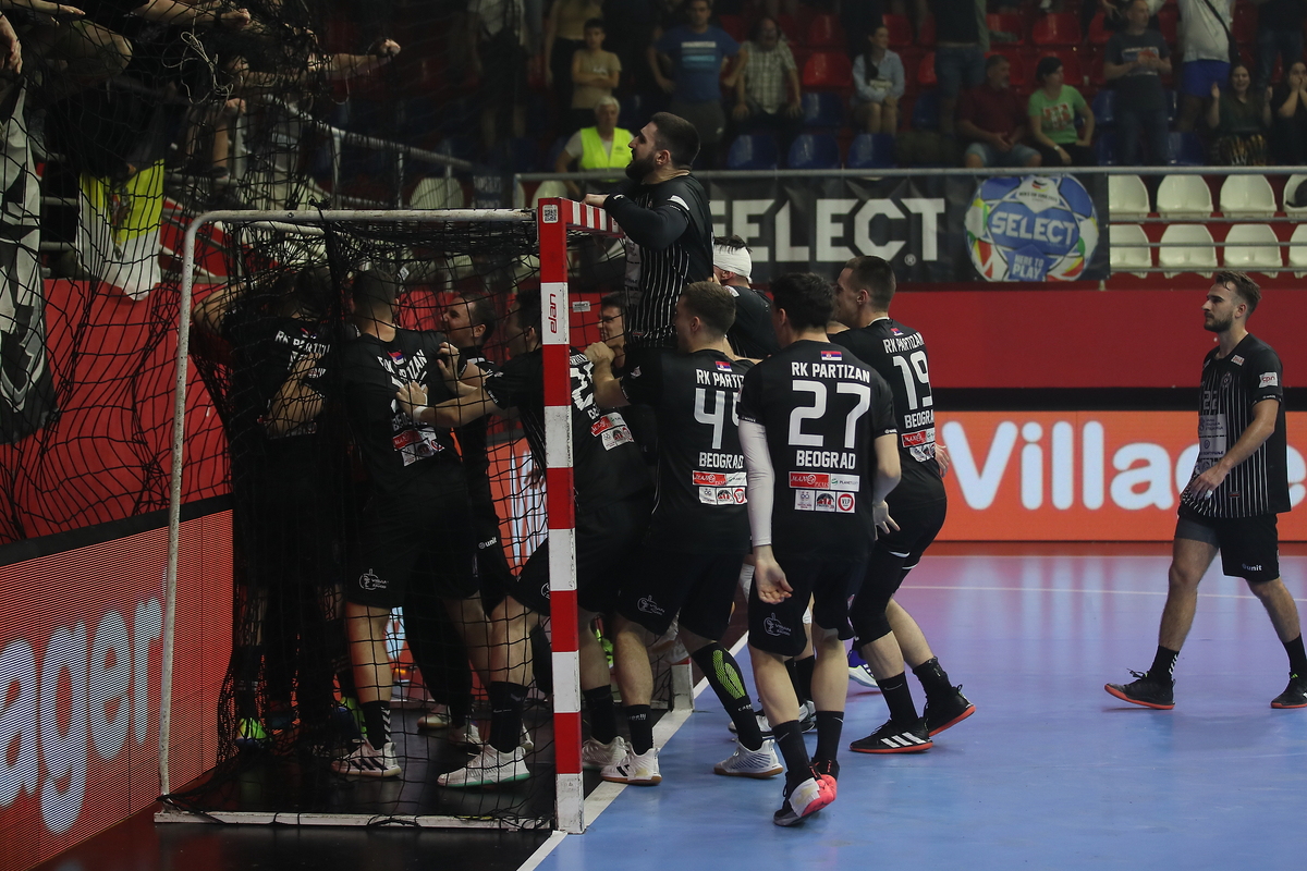 rukometaši Partizana na utakmici finala Kupa Srbije protiv Vojvodine u SC Slana Bara, Novi Sad 13.04.2024. godine Foto: Ivica Veselinov / MN PRESS RUKOMET, HANDBALL, KUP SRBIJE, NATIONAL CUP, VOJVODINA, PARTIZAN