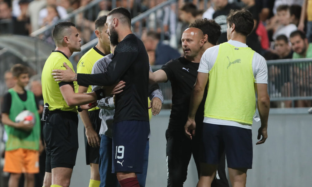 Trener Partizana Igor Duljaj u verbalnom duelu sa sudijom Milanom Ilićem na meču protiv Čukaričkog. Beograd 14.04.2024. godine Foto: Ivica Veselinov / MN PRESS FUDBAL, FOOTBALL, MOZZART SUPERLIGA, PRVENSTVO SRBIJE, NATIONAL CHAMPIONSHIP, FK CUKARICKI, FK PARTIZAN