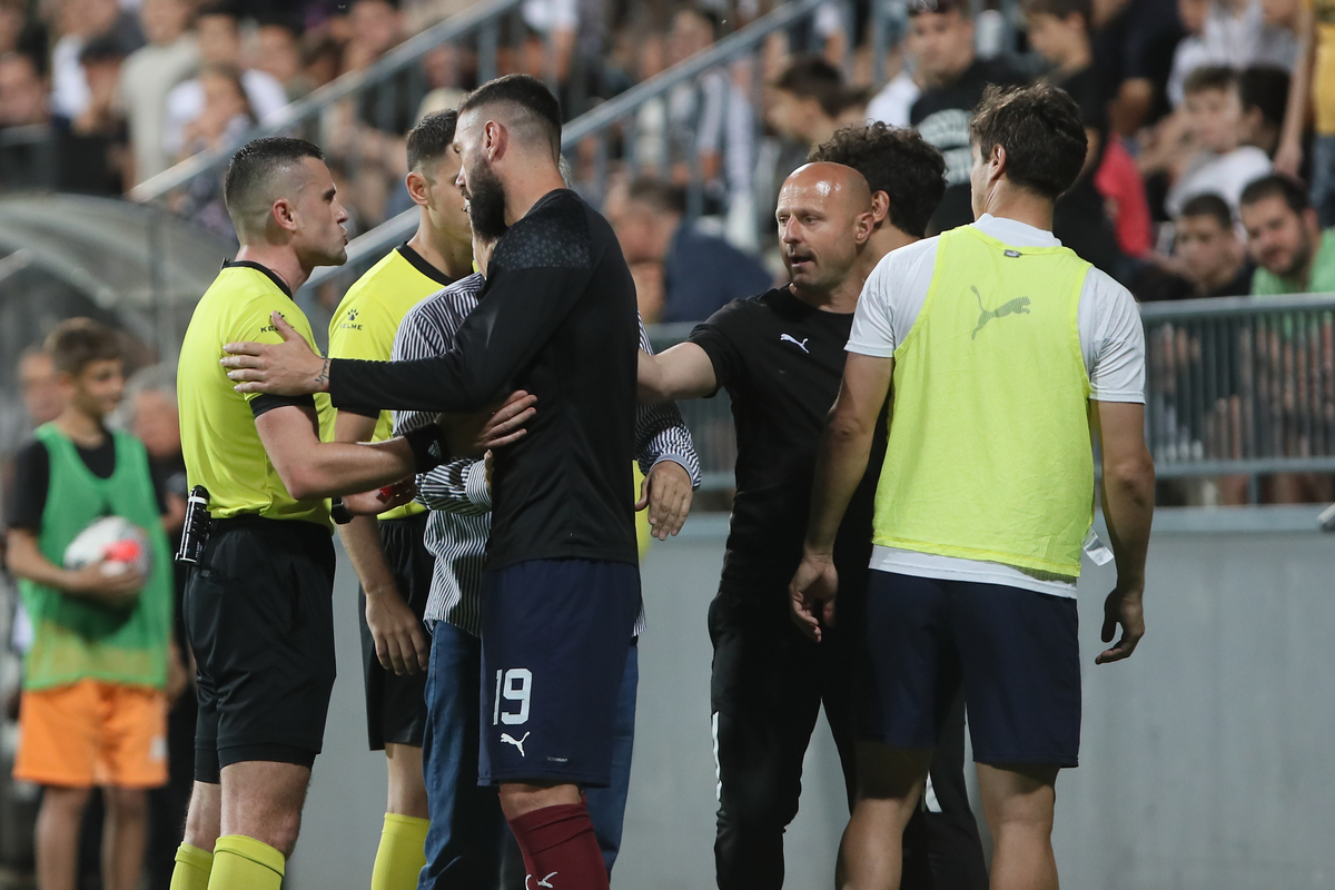 Trener Partizana Igor Duljaj u verbalnom duelu sa sudijom Milanom Ilićem na meču protiv Čukaričkog. Beograd 14.04.2024. godine Foto: Ivica Veselinov / MN PRESS FUDBAL, FOOTBALL, MOZZART SUPERLIGA, PRVENSTVO SRBIJE, NATIONAL CHAMPIONSHIP, FK CUKARICKI, FK PARTIZAN