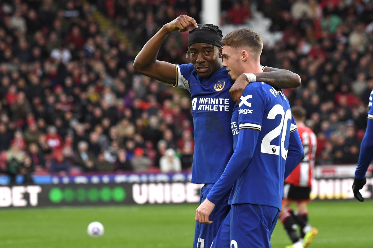 Chelsea's Noni Madueke celebrates with Chelsea's Cole Palmer after scoring his side's second goal during the English Premier League soccer match between Sheffield United and Chelsea at Bramall Lane stadium in Sheffield, England, Sunday, April 7, 2024. (AP Photo/Rui Vieira)