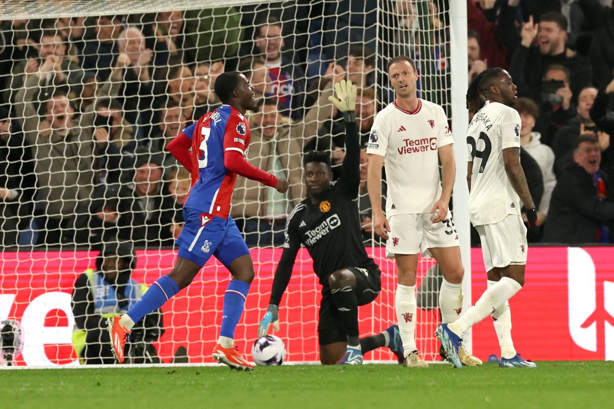 Crystal Palace's Tyrick Mitchell, centre, celebrates after scoring his side's third goal during the English Premier League soccer match between Crystal Palace and Manchester United at Selhurst Park stadium in London, England, Monday, May 6, 2024. (AP Photo/Ian Walton)