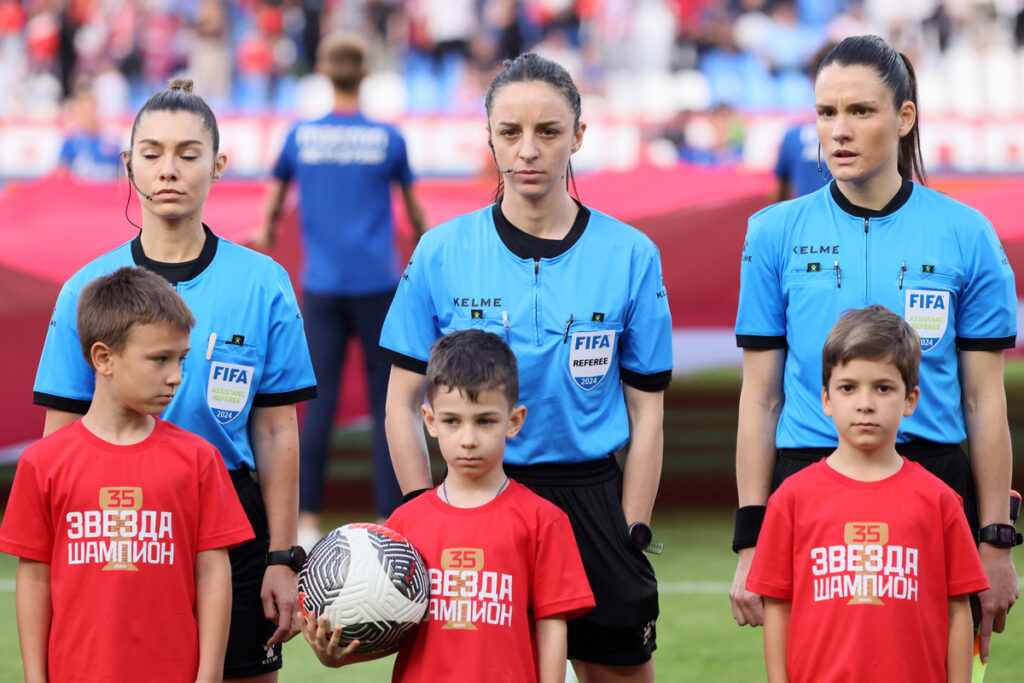 Sudijska ekipa predvođena Jelenom Cvetković na meču Crvena zvezda - Čukarički