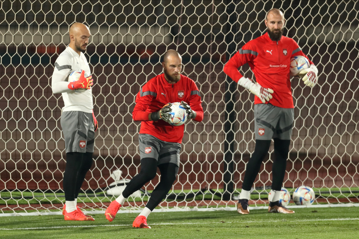 MARKO DMITROVIC golman, PREDRAG RAJKOVIC golman, VANJA MILINKOVIC SAVIC golman fudbalera reprezentacije Srbije na treningu tokom FIFA Svetskog prvenstva 2022 u trening centru Al Arabi, Doha, 20.11.2022. godine Foto: Marko Metlas Fudbal, Srbija, Trening