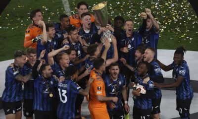 Atalanta players raise the trophy after the Europa League final soccer match between Atalanta and Bayer Leverkusen at the Aviva Stadium in Dublin, Ireland, Wednesday, May 22, 2024. Atalanta won 3-0. (AP Photo/Peter Morrison)
