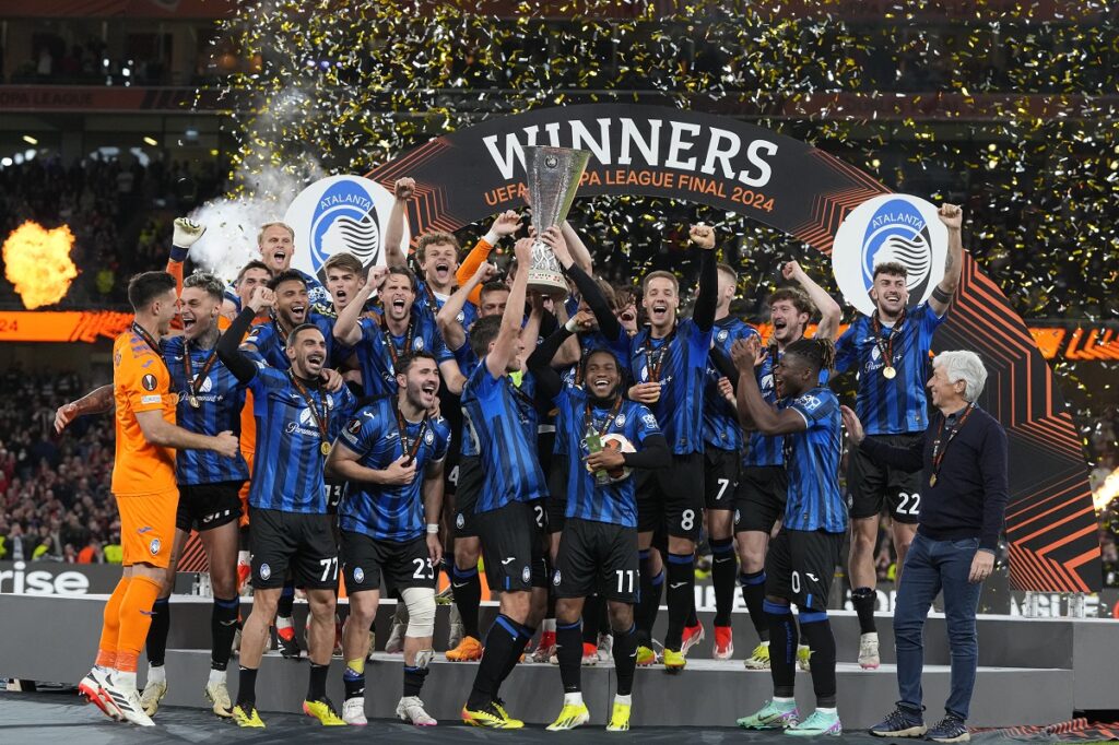 Atalanta's celebrate with the trophy after winning the Europa League final soccer match between Atalanta and Bayer Leverkusen at the Aviva Stadium in Dublin, Ireland, Wednesday, May 22, 2024. (AP Photo/Kirsty Wigglesworth)