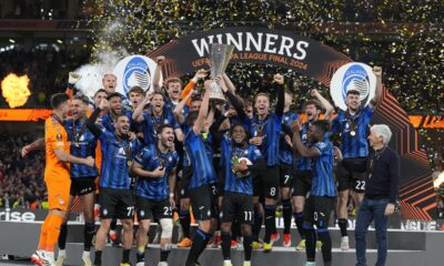 Atalanta's celebrate with the trophy after winning the Europa League final soccer match between Atalanta and Bayer Leverkusen at the Aviva Stadium in Dublin, Ireland, Wednesday, May 22, 2024. (AP Photo/Kirsty Wigglesworth)