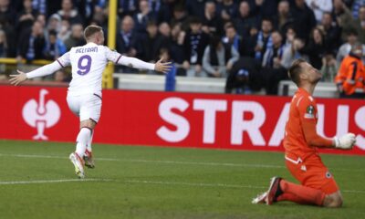 Fiorentina's Lucas Beltran, left, celebrates after scoring his sides first goal on a penalty during the Europa Conference League semi-final second leg soccer match between Club Brugge and Fiorentina at the Jan Breydel Stadium in Bruges, Belgium, Wednesday, May 8, 2024. (AP Photo/Omar Havana)