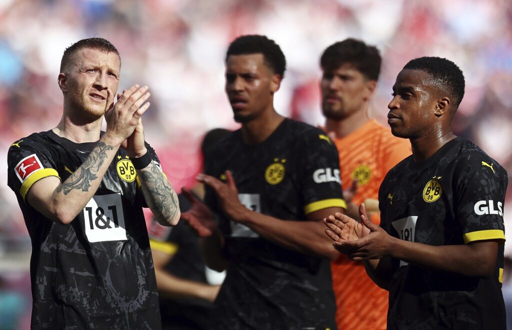 From left, Dortmund's players Marco Reus, Felix Nmecha, Gregor Kobel and Youssoufa Moukoko applaud after the German Bundesliga soccer match between RB Leipzig and Borussia Dortmund in Leipzig, Germany, Saturday, April 27, 2024. (Jan Woitas/dpa via AP)