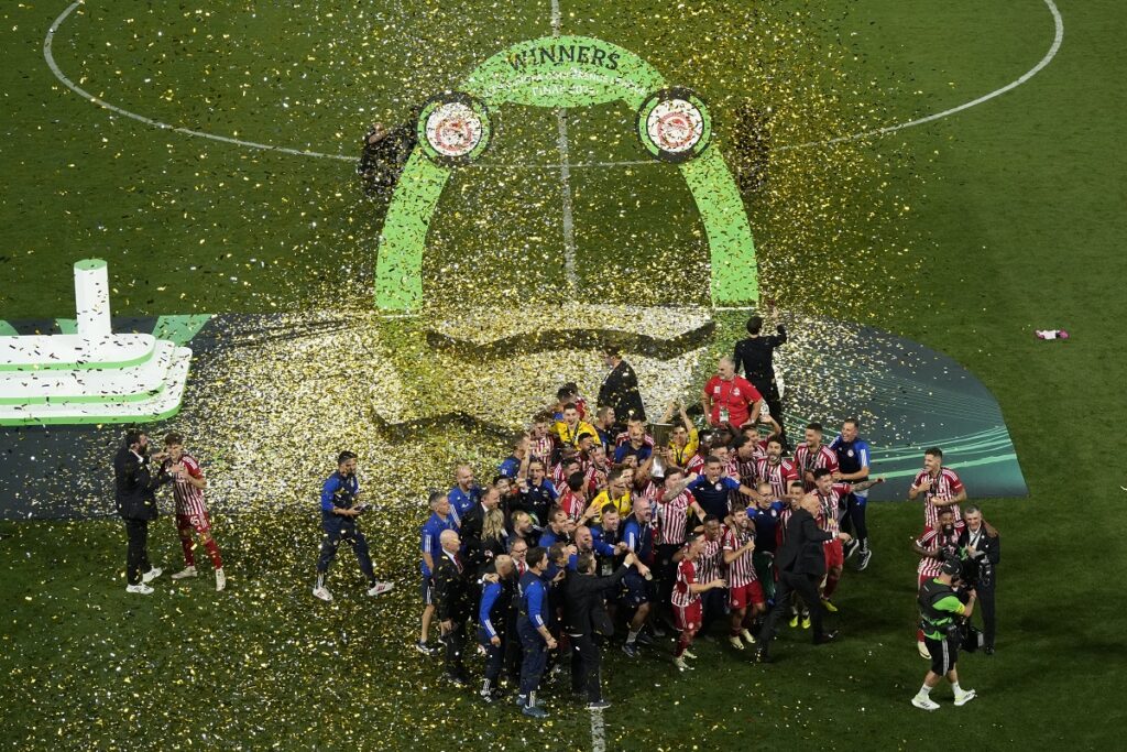 Olympiacos' players celebrate with the trophy after defeating ACF Fiorentina in the Conference League final soccer match, at OPAP Arena in Athens, Greece, Thursday, May 30, 2024. Olympiacos won 1-0. (AP Photo/Petros Karadjias)