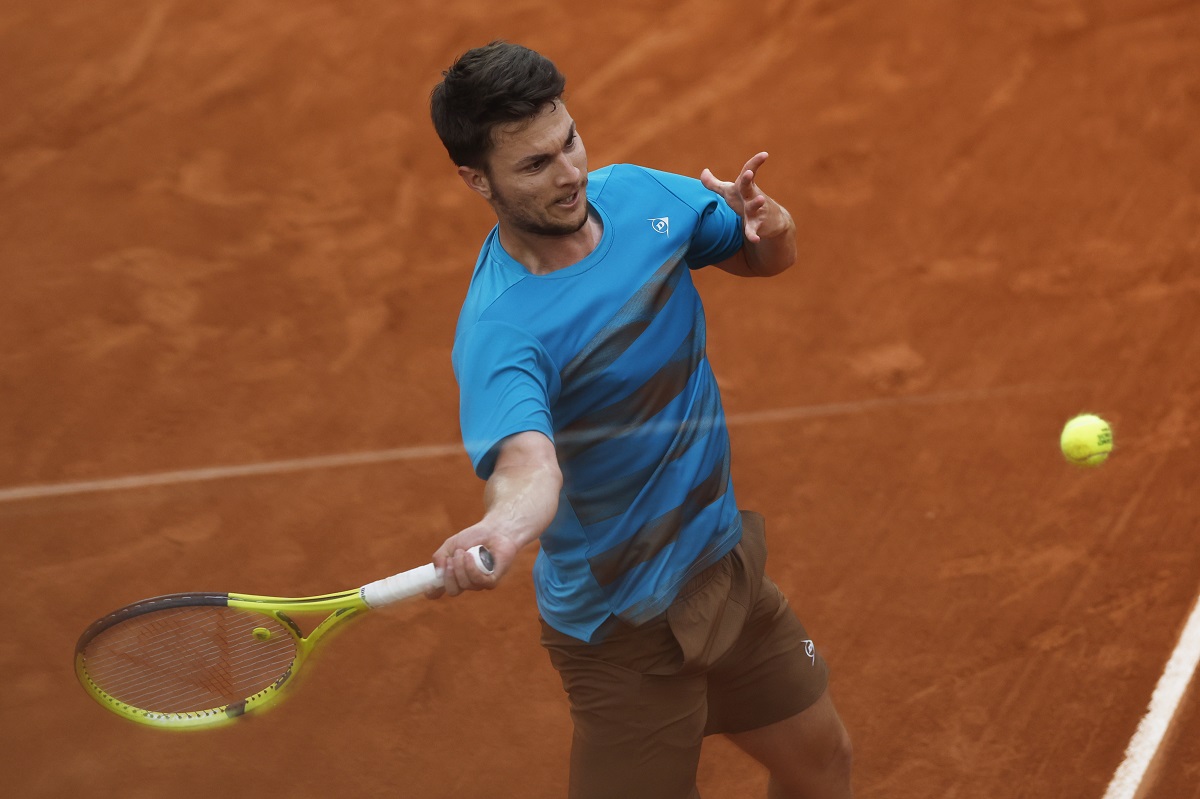 Serbia's Miomir Kecmanovic plays a shot against Russia's Daniil Medvedev during their second round match of the French Open tennis tournament at the Roland Garros stadium in Paris, Thursday, May 30, 2024. (AP Photo/Aurelien Morissard)
