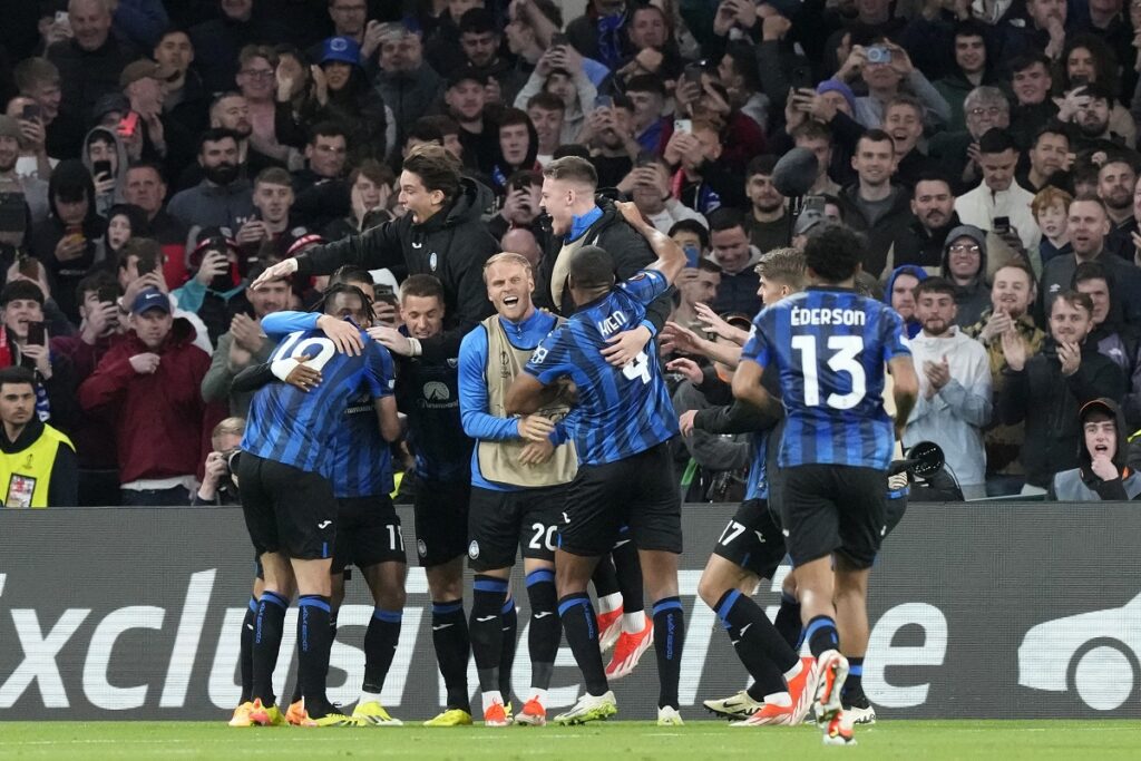 Atalanta players celebrate after their teammate Ademola Lookman scored his side's third goal during the Europa League final soccer match between Atalanta and Bayer Leverkusen at the Aviva Stadium in Dublin, Ireland, Thursday, May 23, 2024. (AP Photo/Frank Augstein)