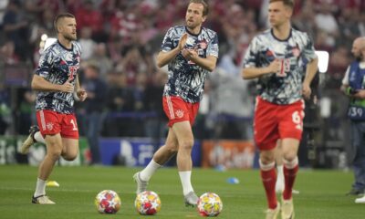 Bayern's Harry Kane, center, applauds fans as he warms up prior to the Champions League semifinal first leg soccer match between Bayern Munich and Real Madrid at the Allianz Arena in Munich, Germany, Tuesday, April 30, 2024. (AP Photo/Matthias Schrader)