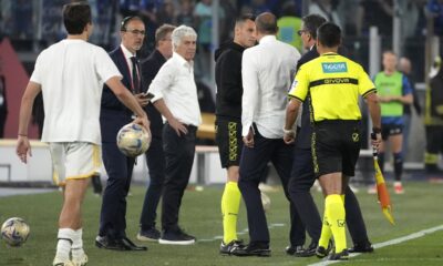 Juventus' head coach Massimiliano Allegri, third from right, reacts as he leaves the pitch after getting a red card during the Italian Cup final soccer match between Atalanta and Juventus at Rome's Olympic Stadium, Wednesday, May 15, 2024. (AP Photo/Gregorio Borgia)