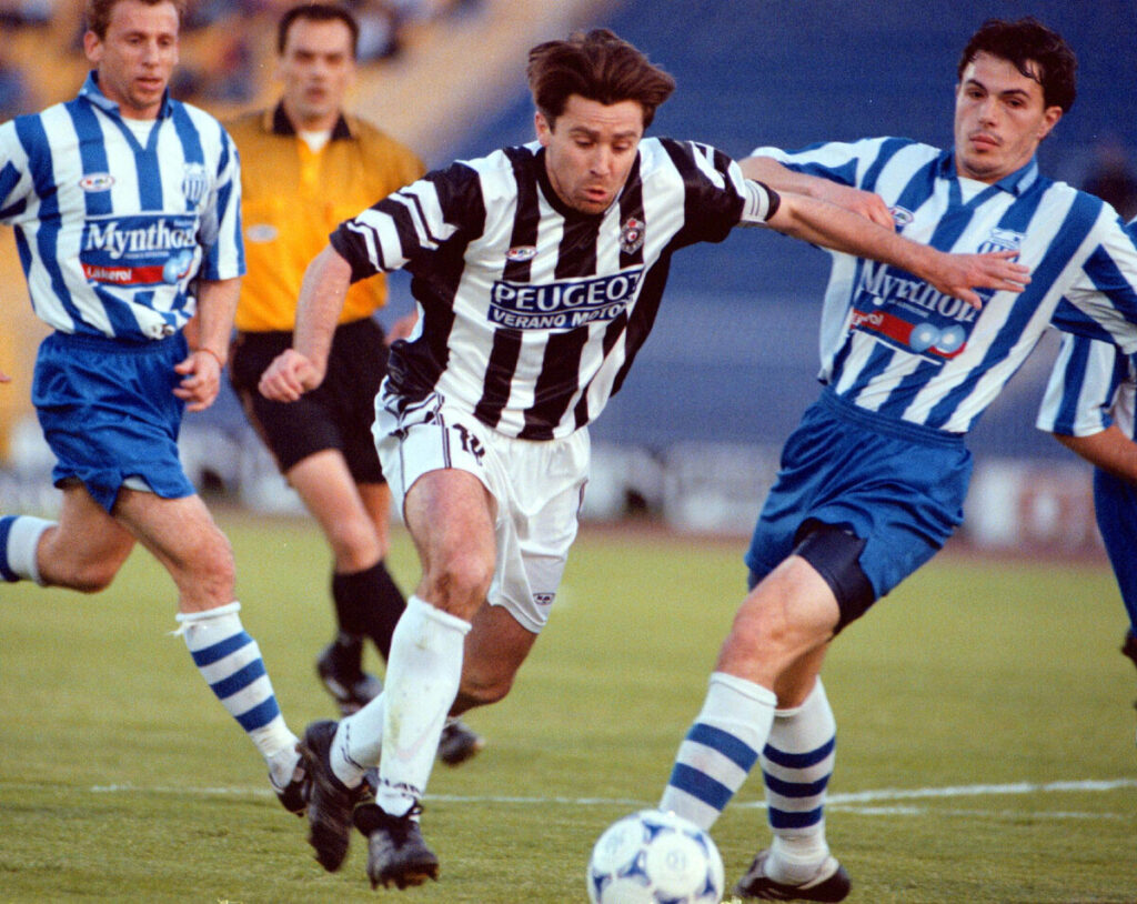 FUDBAL - Djordje Tomic, fudbaler Partizana, na utakmici protiv OFK Beograd-a, u duelu sa Milanom Drageljevicem. Beograd, 03.05.2000. snimio:N.Parausic