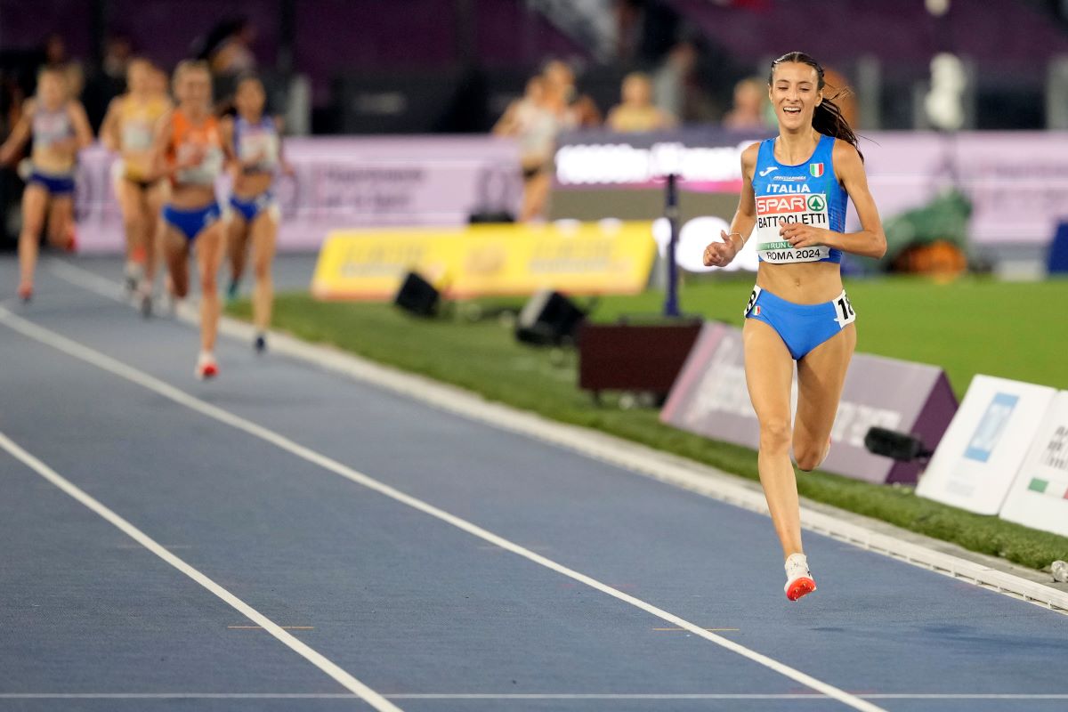 Nadia Battocletti, of Italy, approaches the finish line to win the women'a 10000 meters final at the European Athletics Championships in Rome, Tuesday, June 11, 2024. (AP Photo/Alessandra Tarantino)