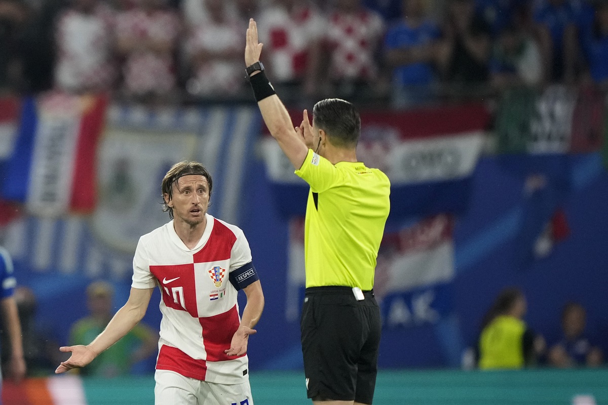 Referee Danny Makkelie, right, talks with Croatia's Luka Modric during a Group B match between Croatia and Italy at the Euro 2024 soccer tournament in Leipzig, Germany, Monday, June 24, 2024. (AP Photo/Ebrahim Noroozi)