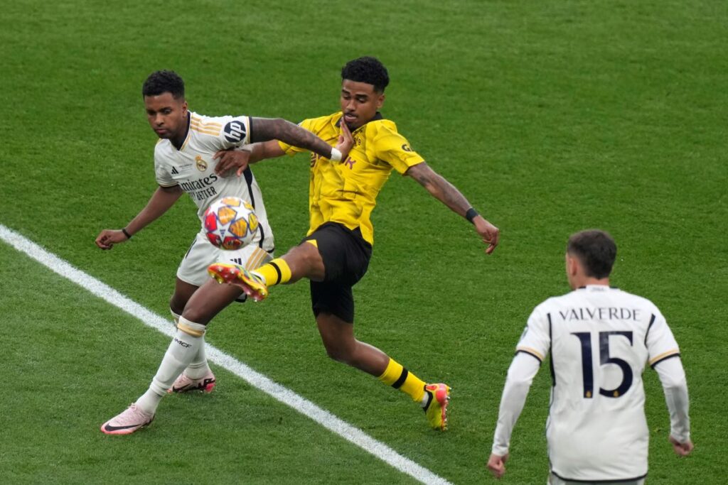 Real Madrid's Rodrygo, left, fights for the ball with Dortmund's Ian Maatsen during the Champions League final soccer match between Borussia Dortmund and Real Madrid at Wembley stadium in London, Saturday, June 1, 2024. (AP Photo/Alastair Grant)
