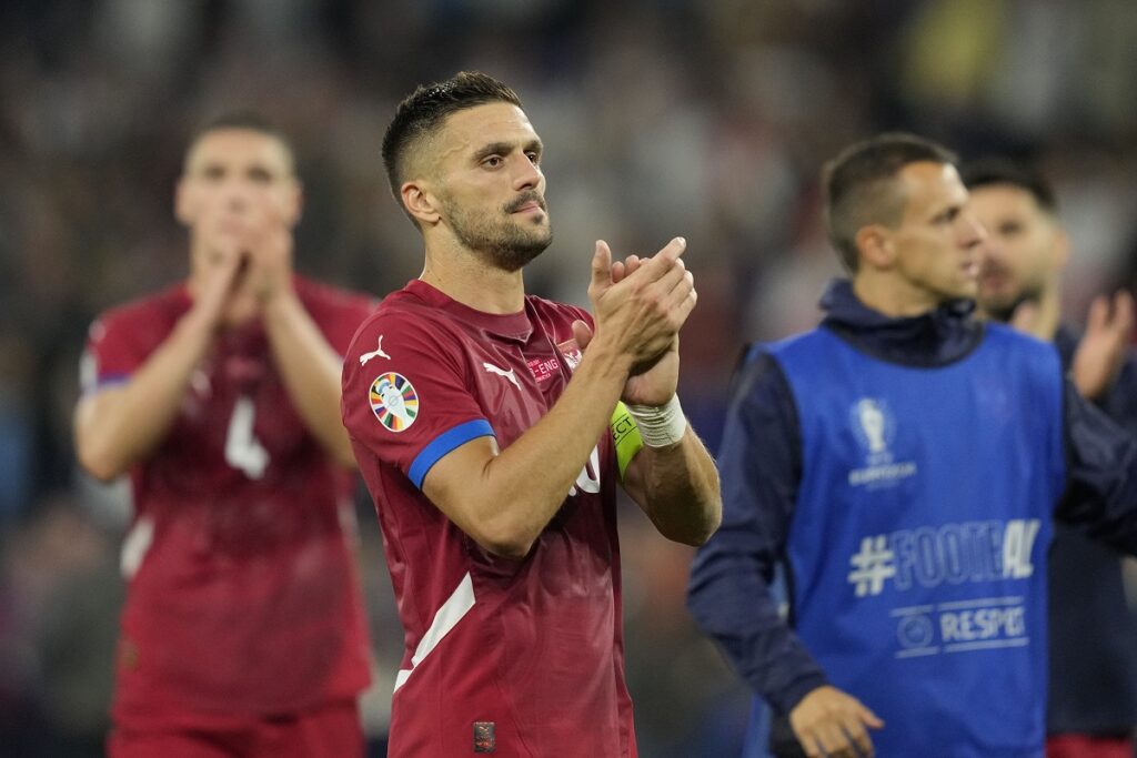 Serbia's Dusan Tadic applauds supporters at the end of a Group C match between Serbia and England at the Euro 2024 soccer tournament in Gelsenkirchen, Germany, Sunday, June 16, 2024. (AP Photo/Andreea Alexandru)