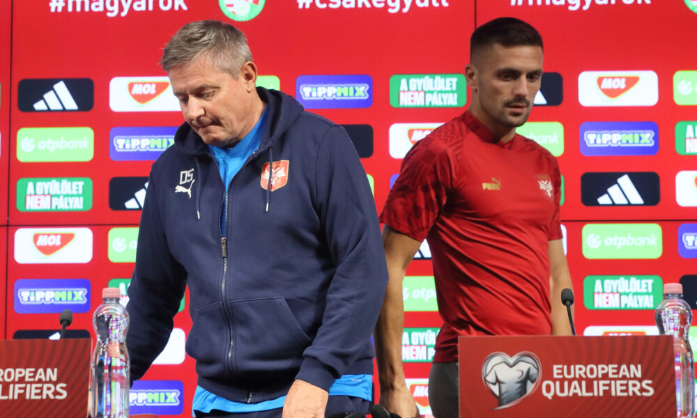 DRAGAN STOJKOVIC PIKSI selektor i trener i DUSAN TADIC fudbaleri reprezentacije Srbije na pres konferenciji pred utakmicu kvalifikacija za UEFA Evropsko prvenstvo 2024 godine protiv Madjarske na stadionu Ferenc Puskas, Budimpesta 13.10.2023. godine Foto: Marko Metlas Fudbal, Reprezentacija, Srbija, Madjarska, UEFA Evropsko prvenstvo, EURO 2024