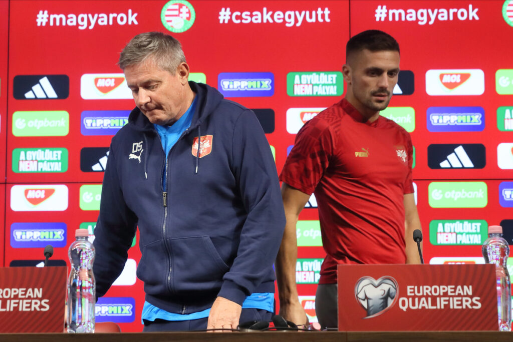 DRAGAN STOJKOVIC PIKSI selektor i trener i DUSAN TADIC fudbaleri reprezentacije Srbije na pres konferenciji pred utakmicu kvalifikacija za UEFA Evropsko prvenstvo 2024 godine protiv Madjarske na stadionu Ferenc Puskas, Budimpesta 13.10.2023. godine Foto: Marko Metlas Fudbal, Reprezentacija, Srbija, Madjarska, UEFA Evropsko prvenstvo, EURO 2024