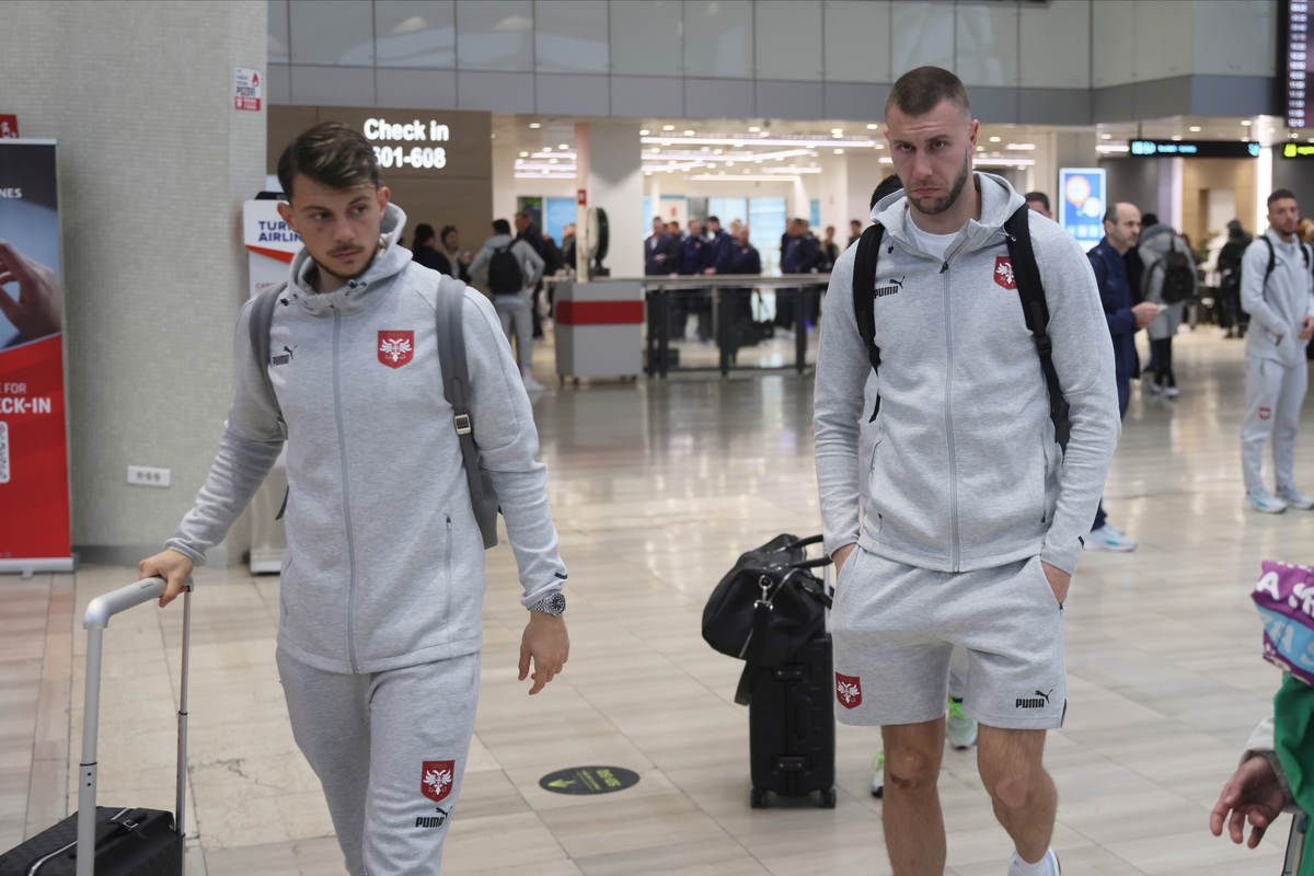 LAZAR SAMARDZIC i STRAHINJA PAVLOVIC fudbaleri reprezentacije Srbije odlazak na prijateljsku utakmicu protiv Kipra aerodrom Nikola Tesla Surcin, Beograd 24.03.2024. godine Foto: Marko Metlas Fudbal, Srbija, Prijateljska utakmica, Kipar